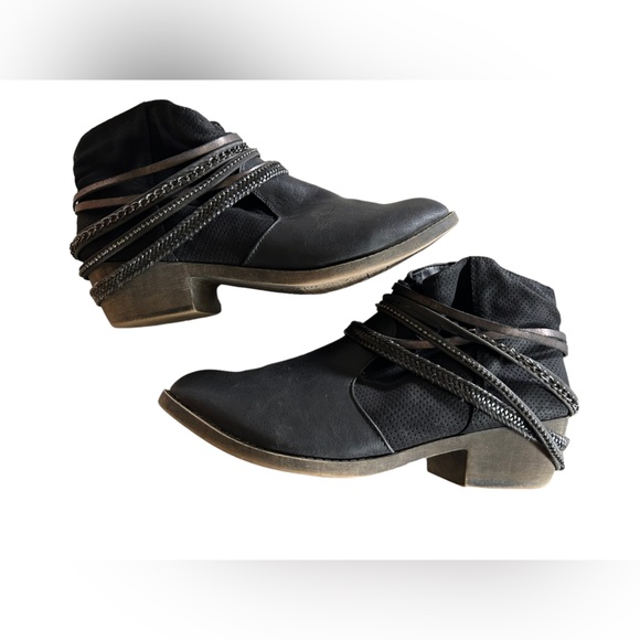 SO Womens 10 M black Ankle Booties Heels Side Zip Black Faux Leather shoes EUC - Picture 8 of 9